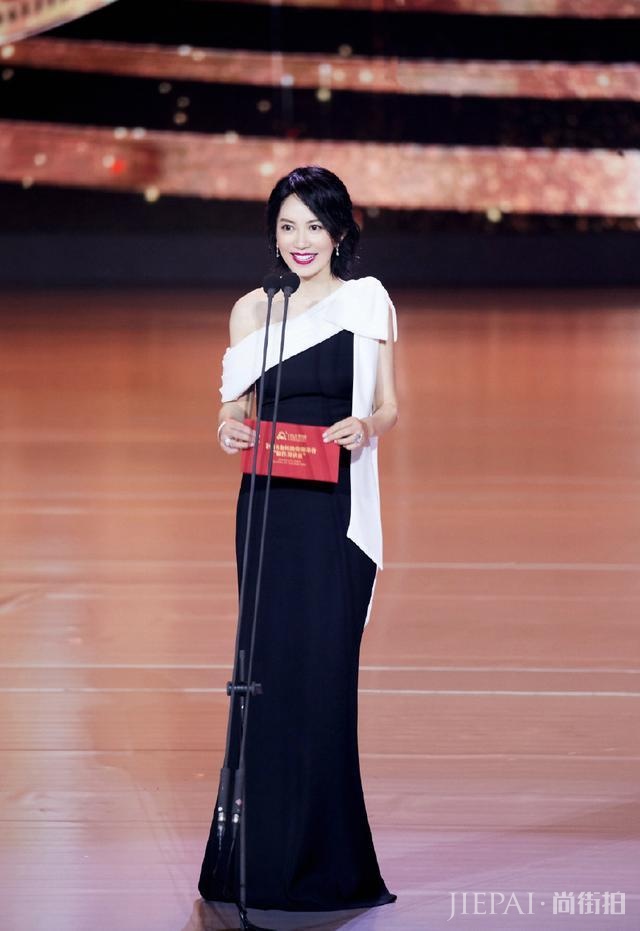 47岁俞飞鸿真厉害！身穿黑色鱼尾裙登台领奖美得惊艳，女人味十足