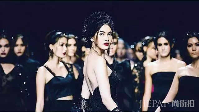 时装周和迪丽热巴一起登上T台的美女,据说是泰国的当红花旦影后Mai Davika?