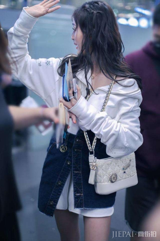 吴宣仪不好好穿衣，卫衣撇到一边露出锁骨杀，半裙还当腰带穿