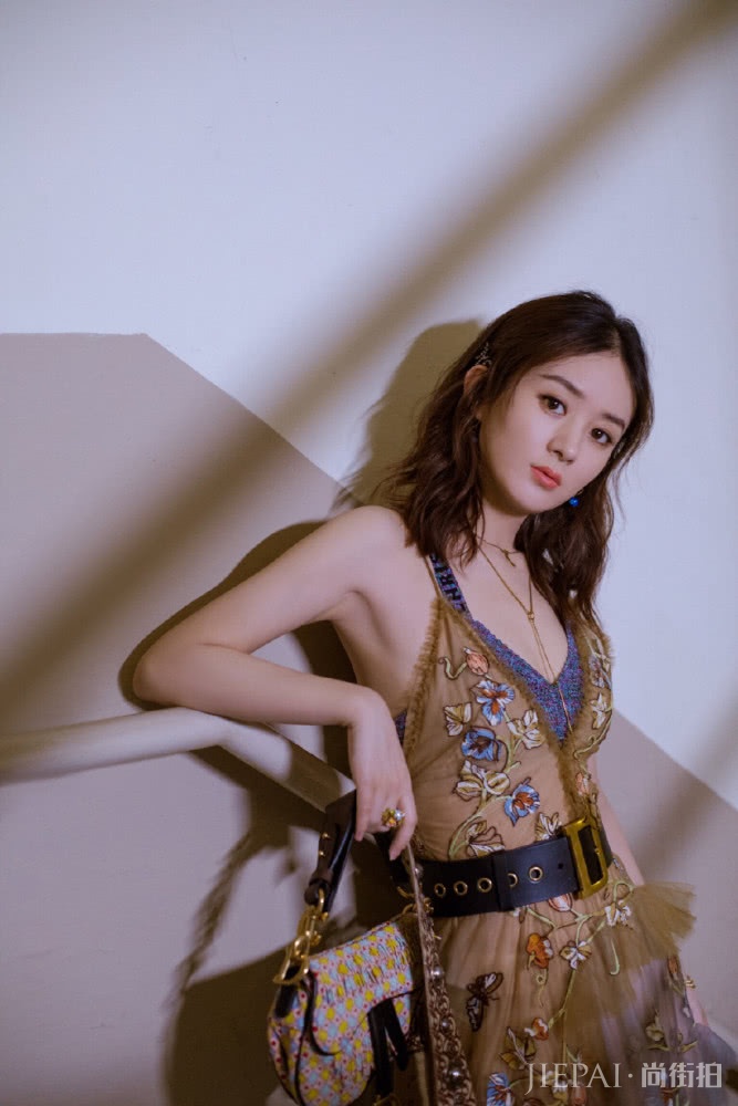 赵丽颖美呆了,一身粉色连衣裙搭配秒变18岁少女