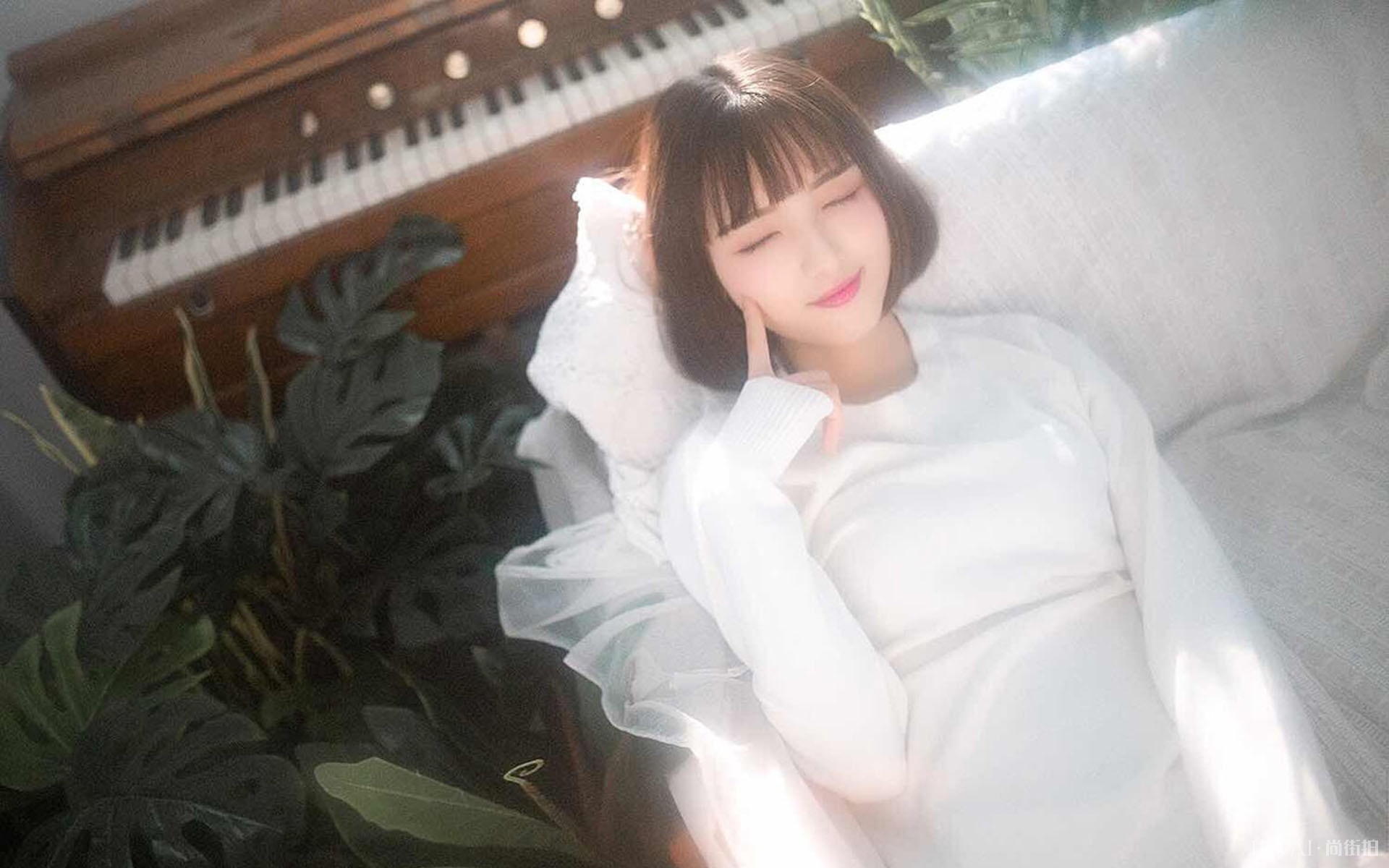 一组漂亮白嫩美女慵懒写真风格图片