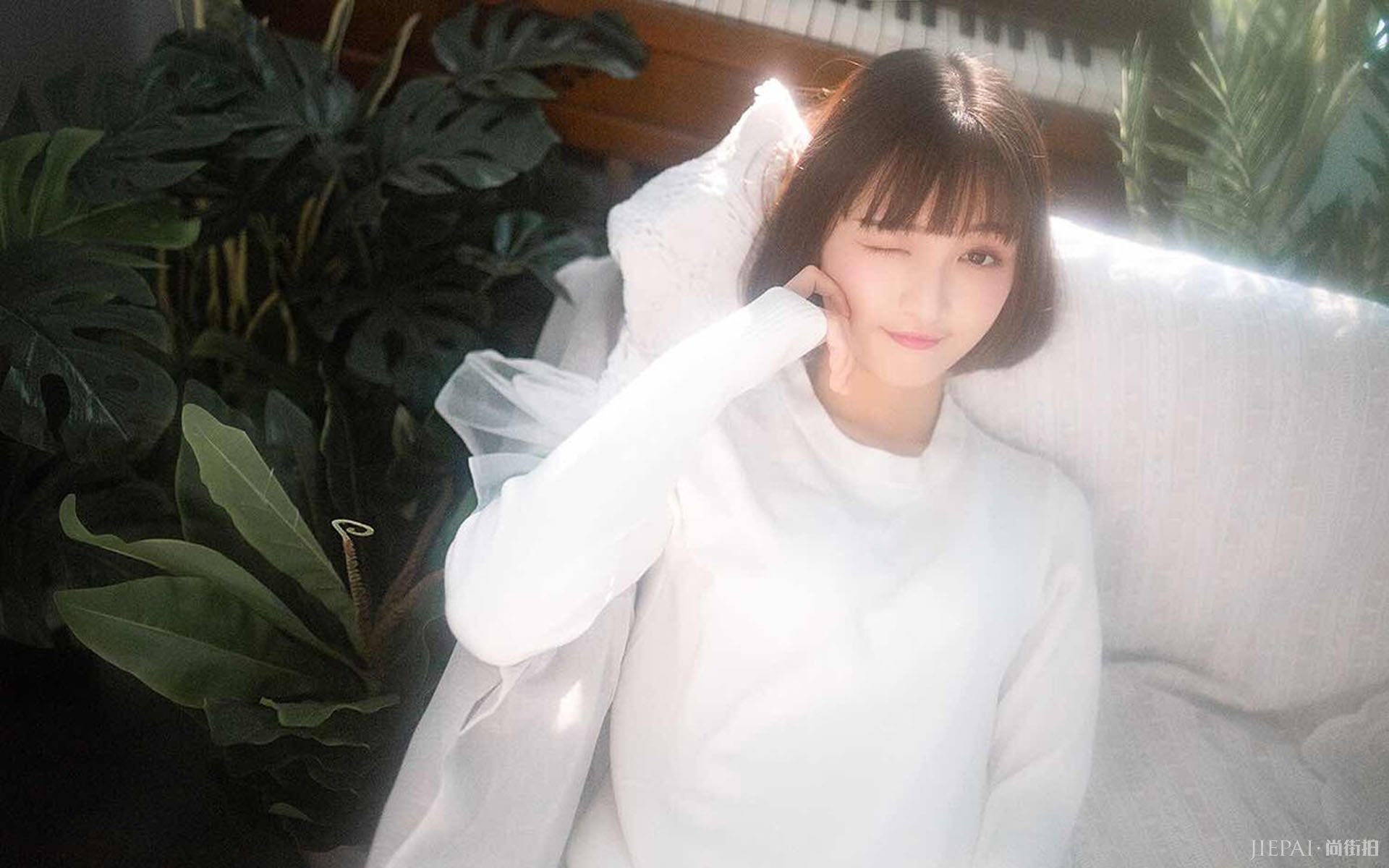 一组漂亮白嫩美女慵懒写真风格图片