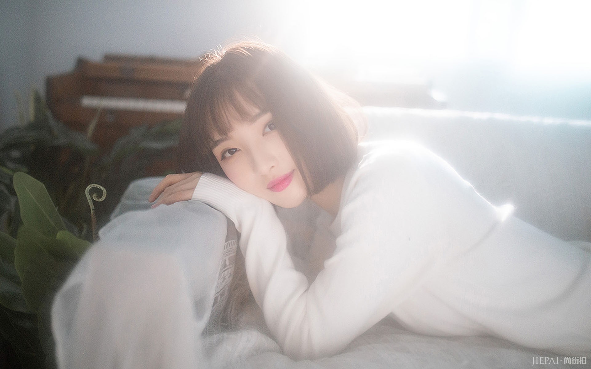 一组漂亮白嫩美女慵懒写真风格图片