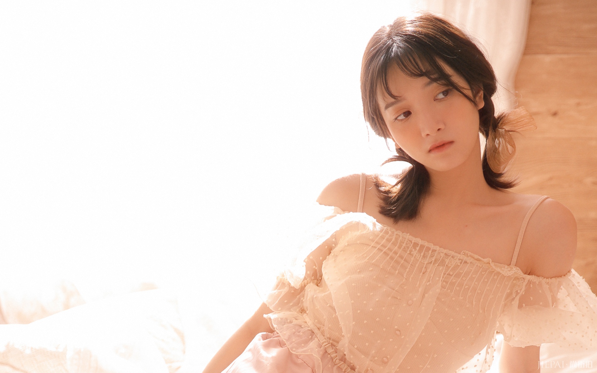 穿着白纱的清纯美女尤物写真欣赏