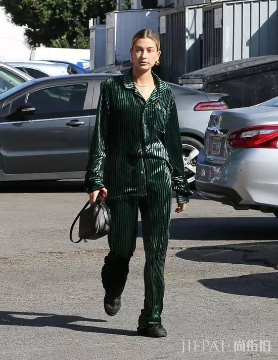 秋冬如何穿衣搭配技巧，丝绒裤能给你时髦和安全感