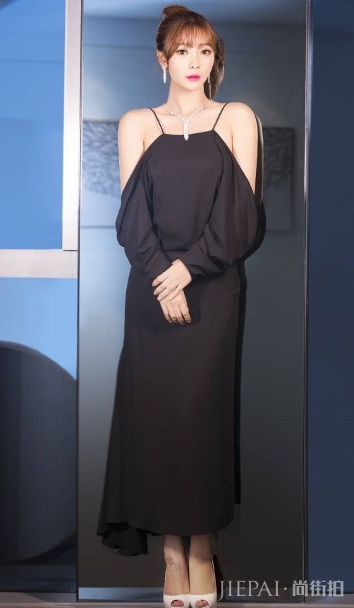 柳岩为了美太拼了,白色连衣裙清纯动人