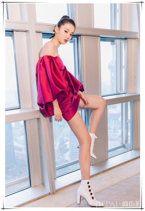 乔欣豁出去了,短裙就靠一根拉链支撑,网友:秀长腿也要有底线