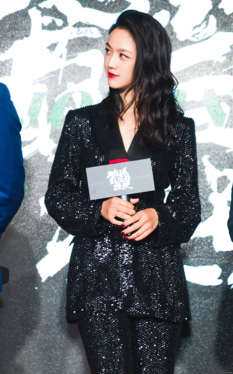 汤唯穿“黑豆西装”很霸气，女神一出场果然与众不同！