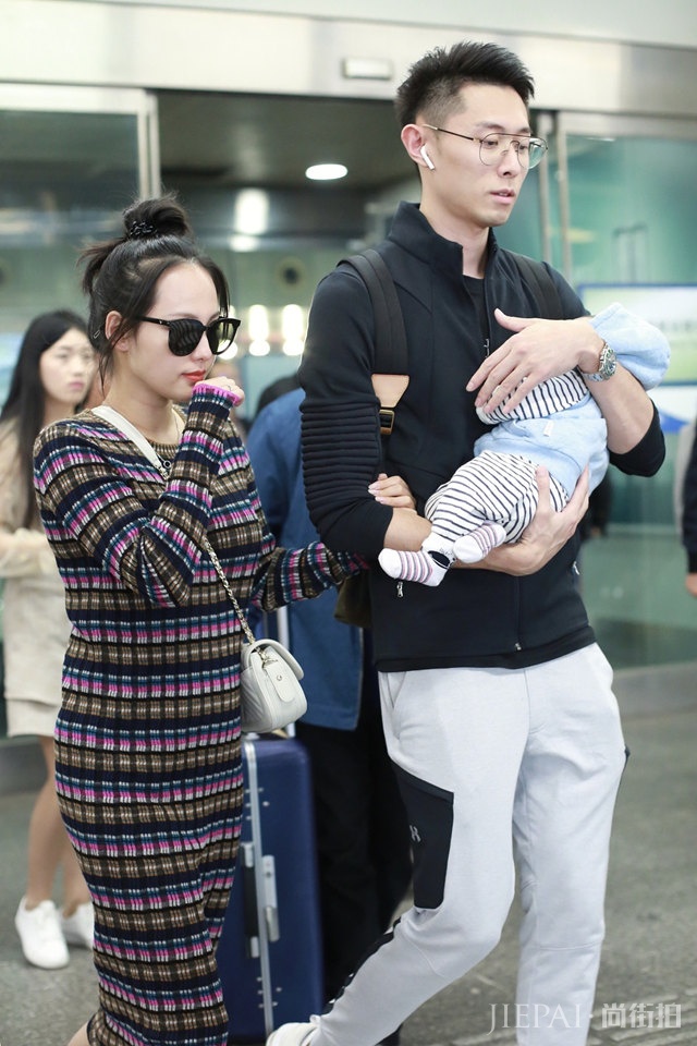张嘉倪带二胎出门被偷拍，老公全程用手挡住小孩的脸