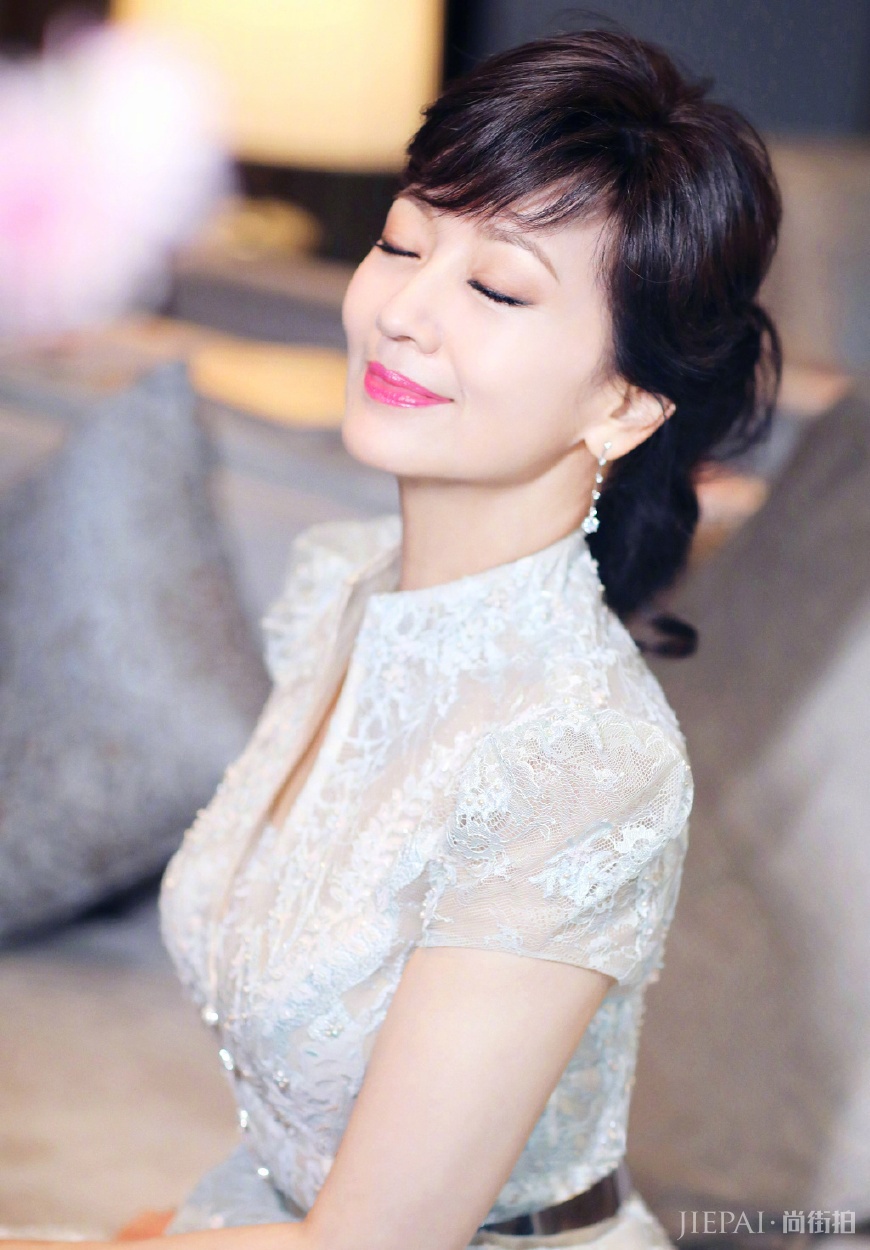 赵雅芝穿白色V领连衣裙优雅大方