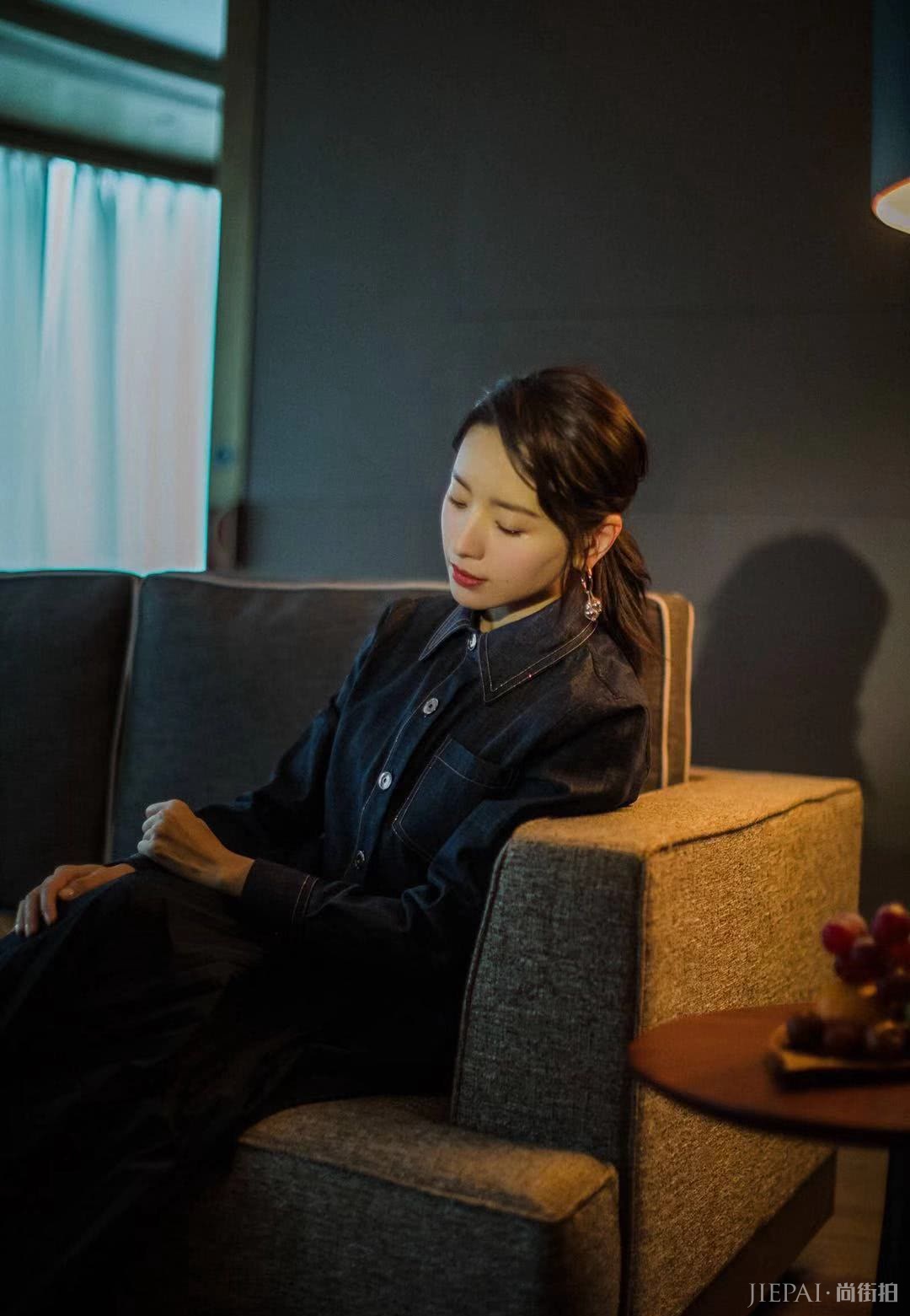 董洁剪刘海至少减龄20岁,扎低马尾穿百褶裙,少女感惊艳!