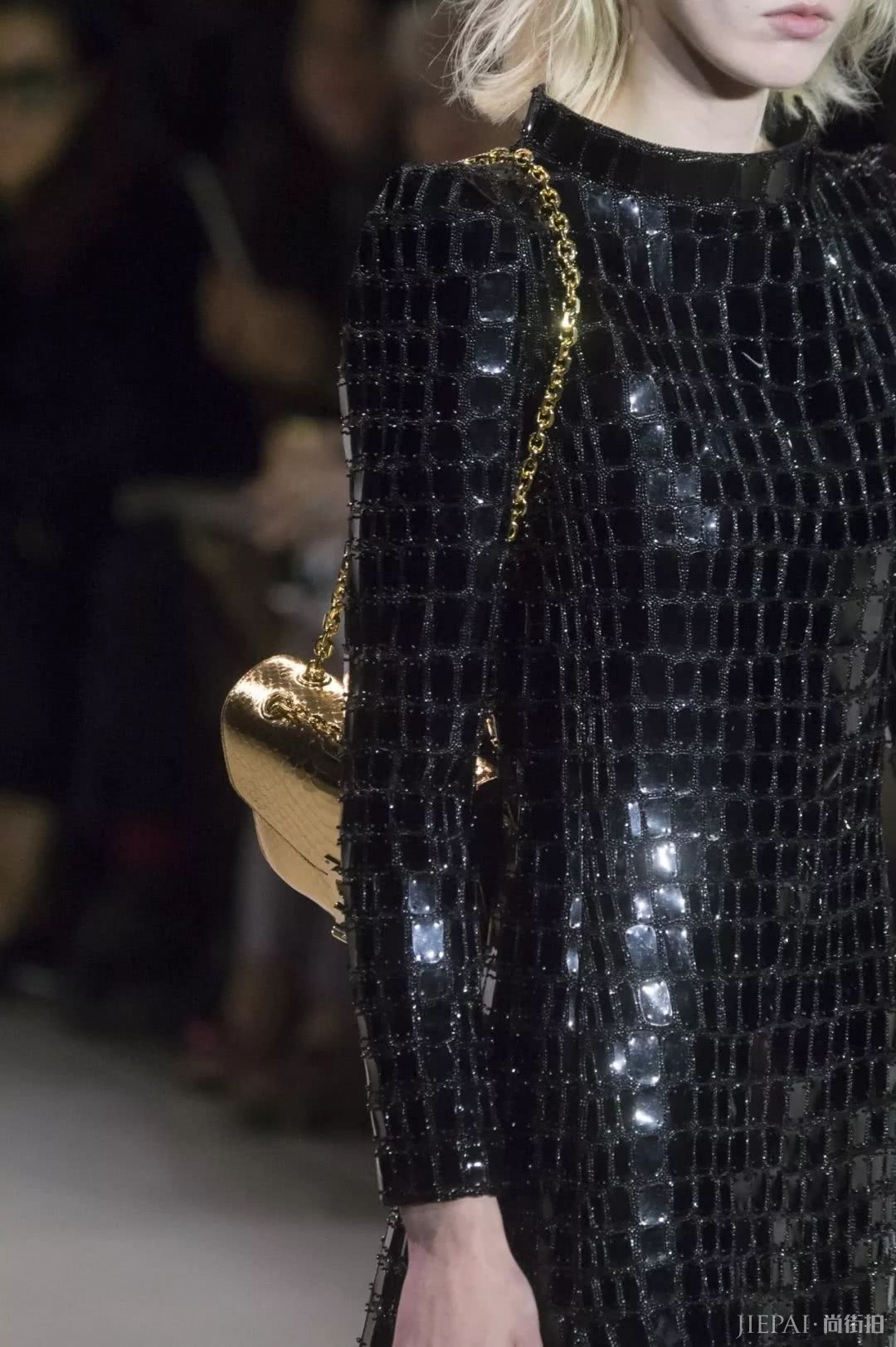 复古风盛行的当下，看欧美明星和街头潮人背这样的包包更出彩