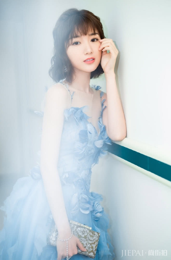 毛晓彤只剪对摩卡波波头,瞬间嫩回18岁,秒变气场明星