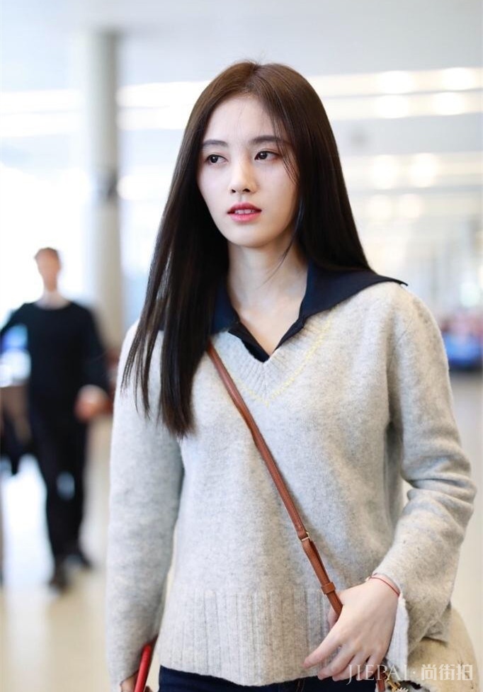 鞠婧祎的腿可真细,这么紧的裤子都能穿进去,网友:80斤都说多了