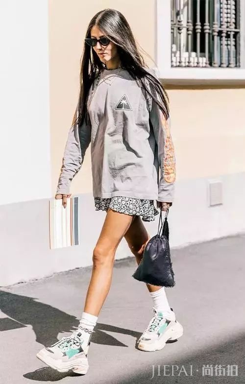 露脚踝过时了？穿运动鞋露袜子才是真时髦！