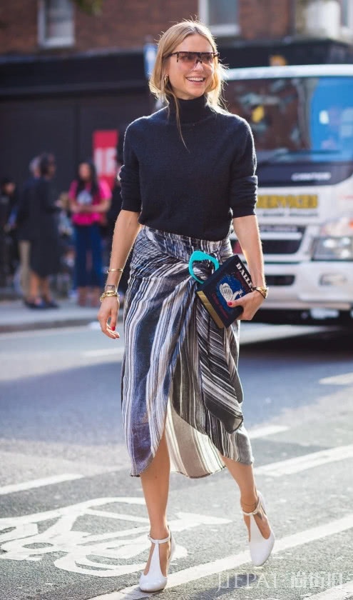 不知道冬天怎么穿？一条半裙，就能让你美到发光！