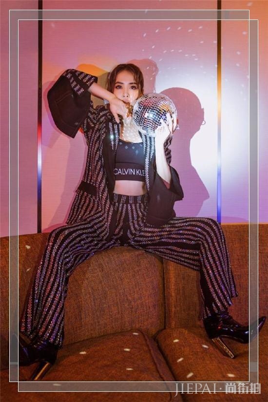 蔡依林外套竟一颗扣子也不扣，网友：这身材要逼死多少人