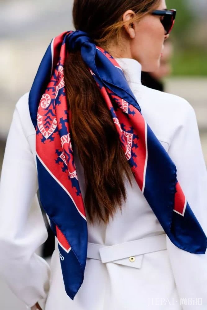 论丝巾绑头发上的正确方法,绑错了会让你显老气