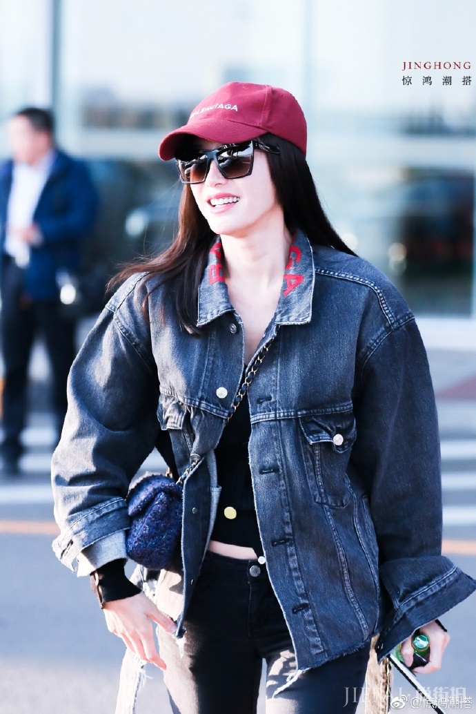 秦岚的裤子是有多窄，小细腿塞进去居然还能勒出肉，网友：太拼了