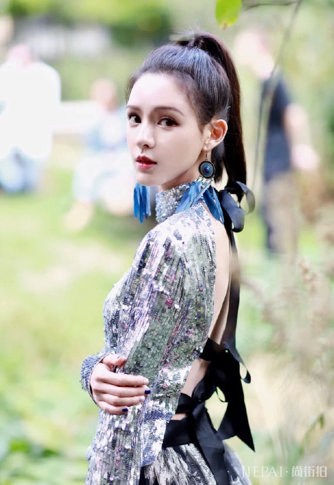 张予曦穿一件红色裙子就能撑得住场面,一般人驾驭不了