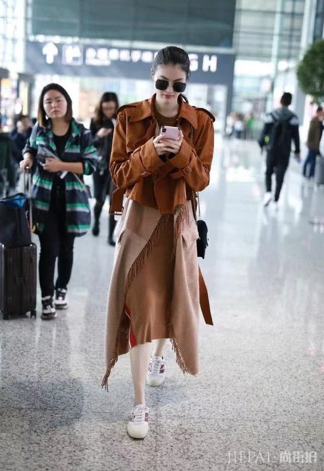 维密超模何穗奚梦瑶撞衫，穿同一款拼色风衣，谁更好看？