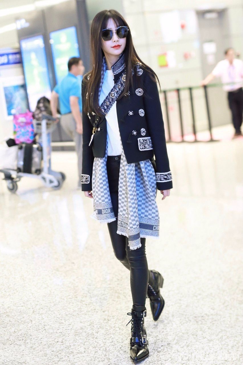 杨颖解锁了围巾新搭法，我还以为是穿了一件风衣？