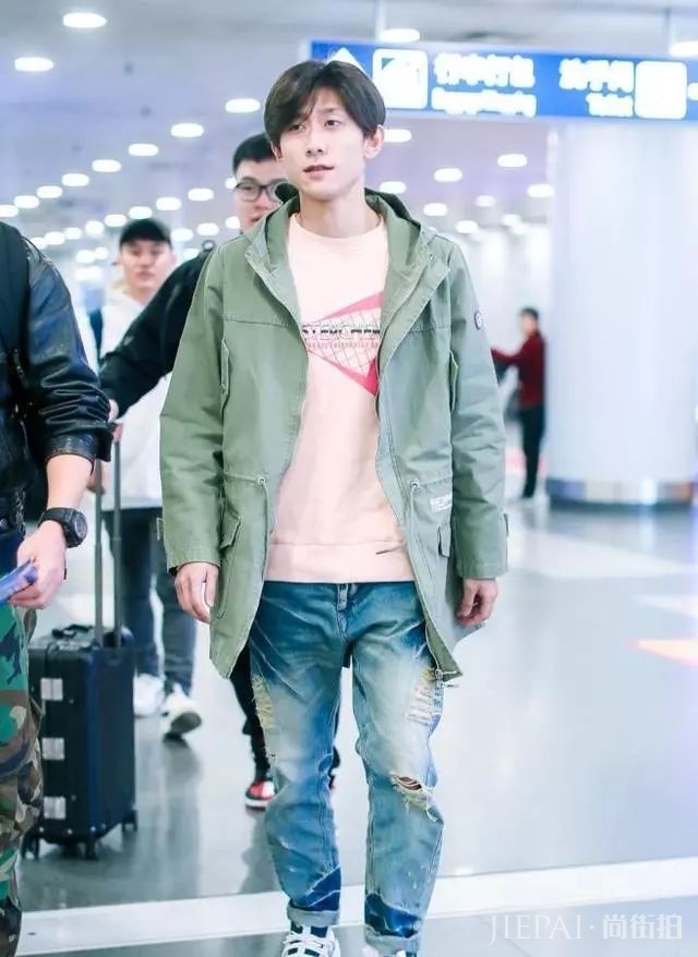 张一山机场街拍现新造型 头发拉直后大变样，四六分发型又痞又坏