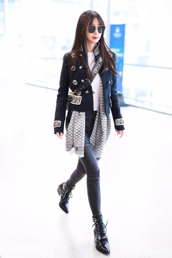 杨颖解锁了围巾新搭法，我还以为是穿了一件风衣？