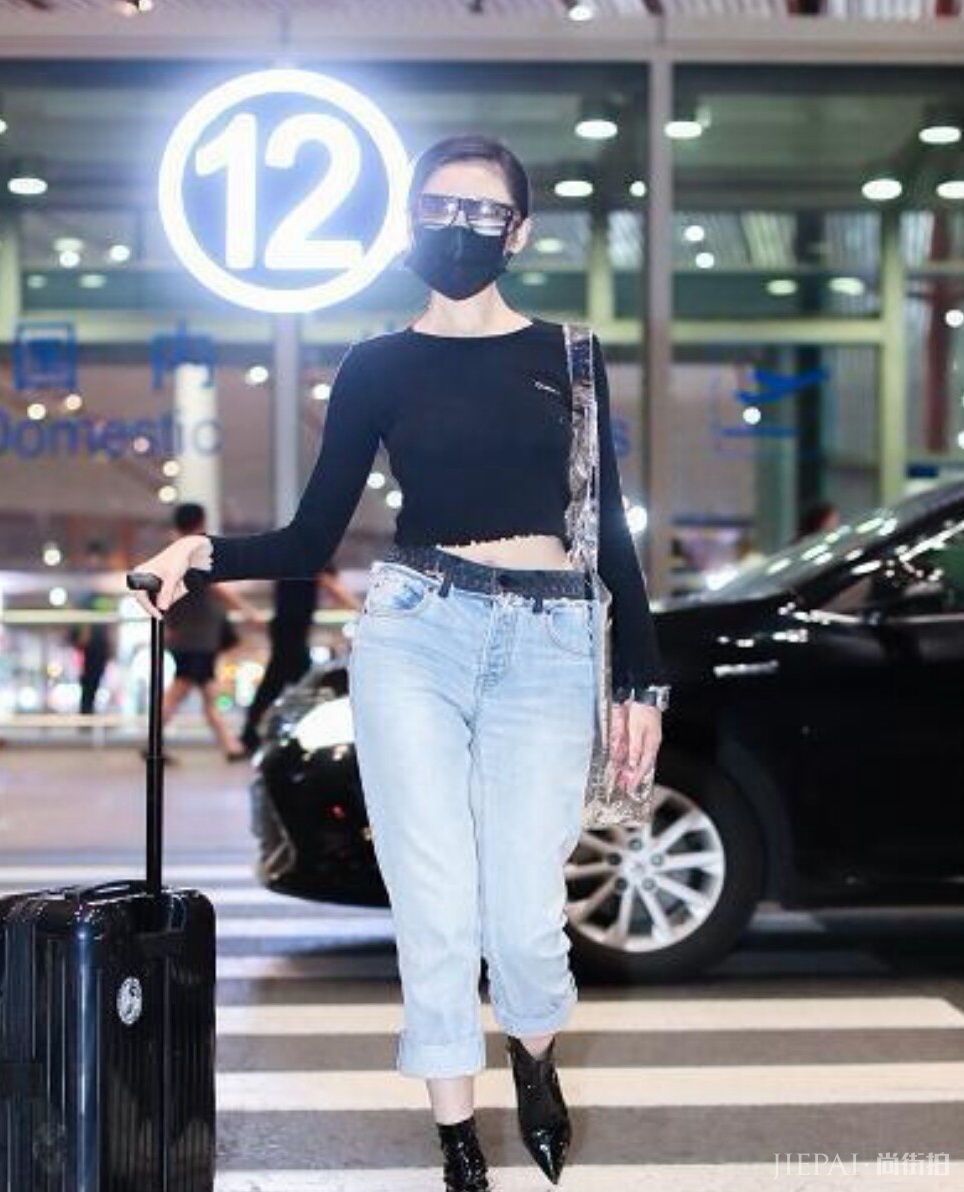 张天爱穿黑色长裙，露出性感锁骨，穿着个性还好看