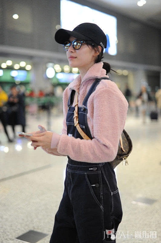25岁钟楚曦穿背带裤素颜现身机场，变身女版“萧敬腾”