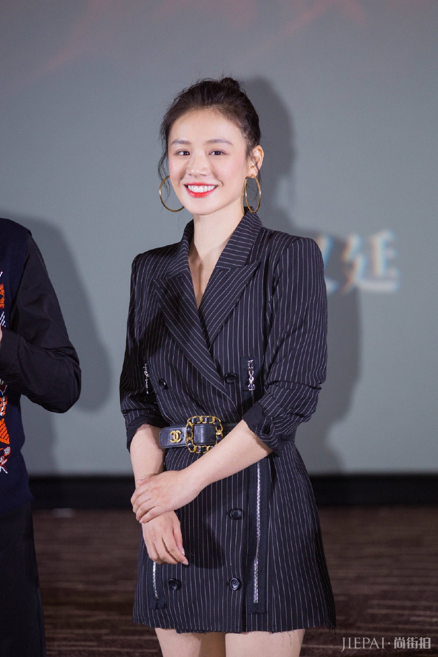 周冬雨芭莎慈善夜造型显肿,看起来竟比马思纯胖10斤?