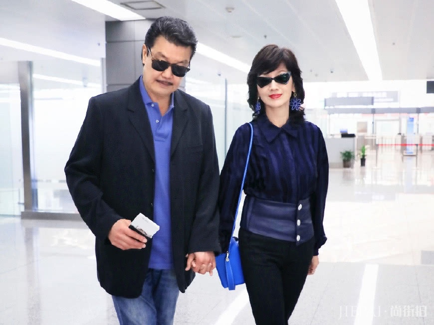 64岁赵雅芝与老公3套同色穿搭亮相,幸福满面,奶奶情侣装真美