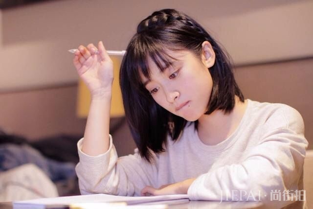 沈月森女上衣素雅不俗气符合气质！