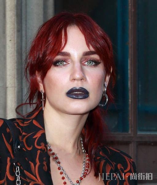 卸妆秒变巫婆？ 蔡依林baby娜扎教你万圣节“巫婆色”唇膏扮鬼