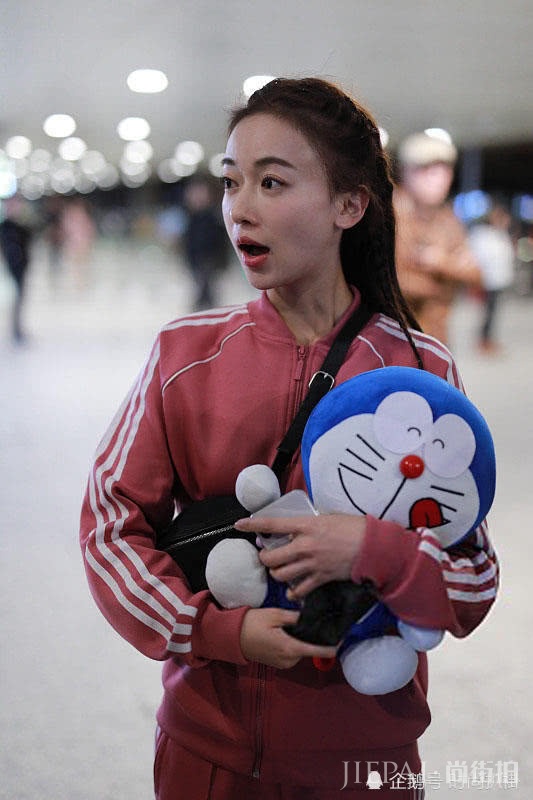 同样素颜，吴谨言同框陈乔恩，状态真的不一样