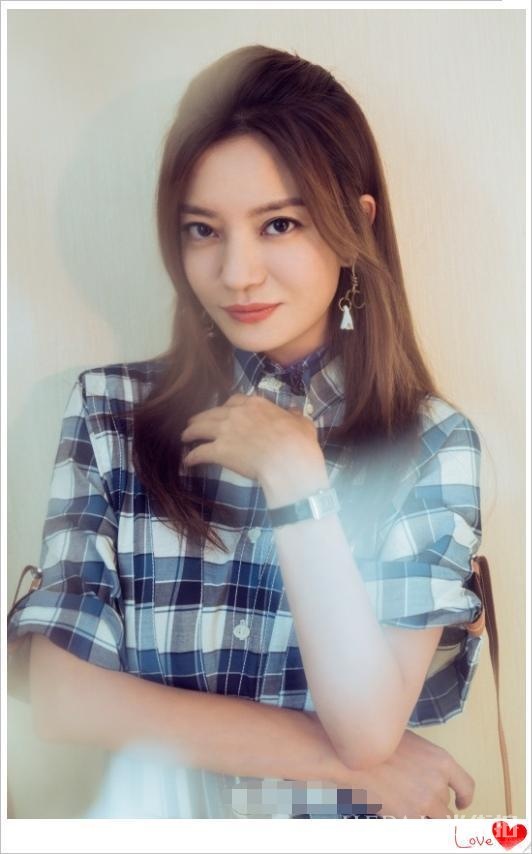 女人过了40岁就不穿格子衫？嫩出天际的赵薇告诉你：不存在的