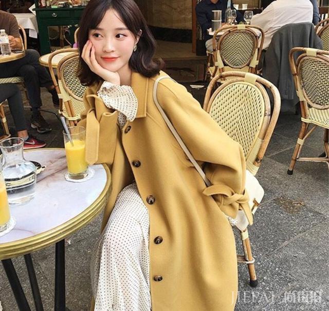 一件粉色大衣让你秋冬穿起来温暖又减龄，拥有十足女人味