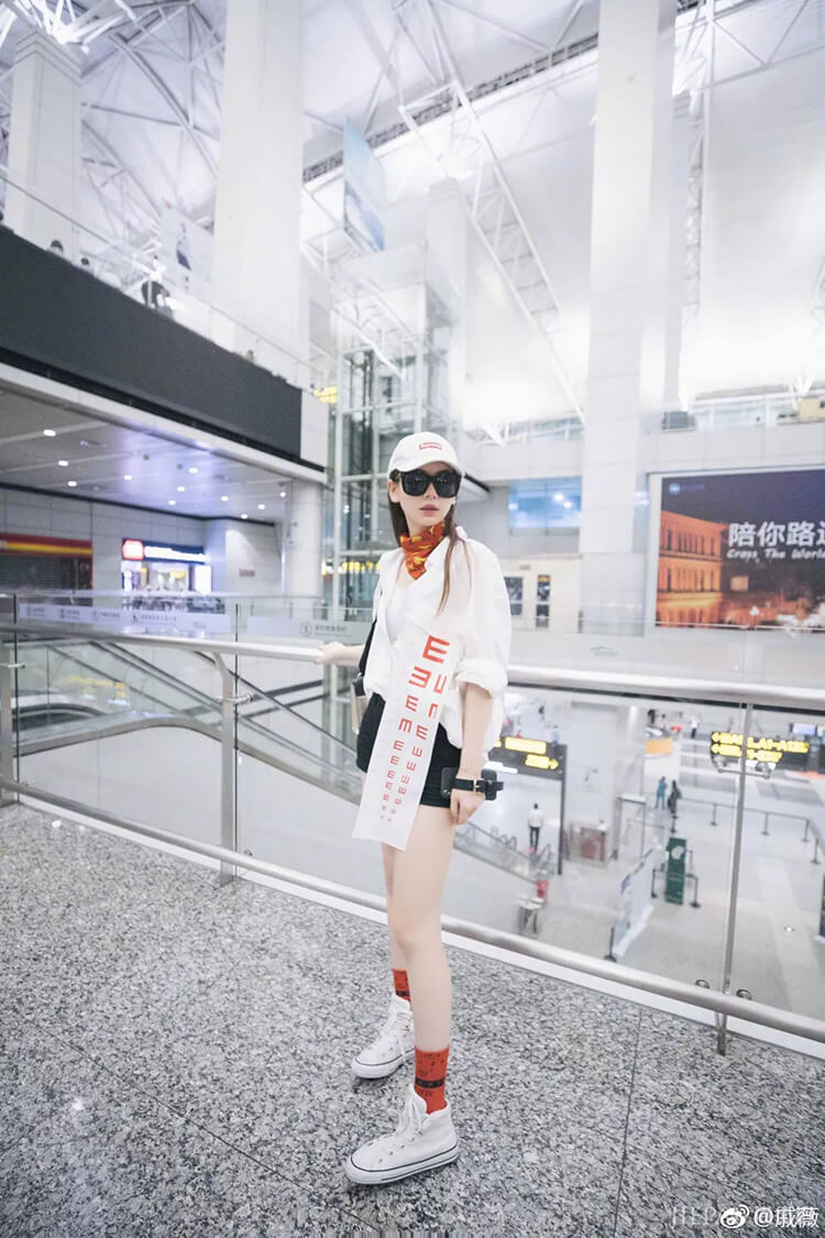 丝巾不知道怎么围时尚？早秋这样系让你搭出气质！！