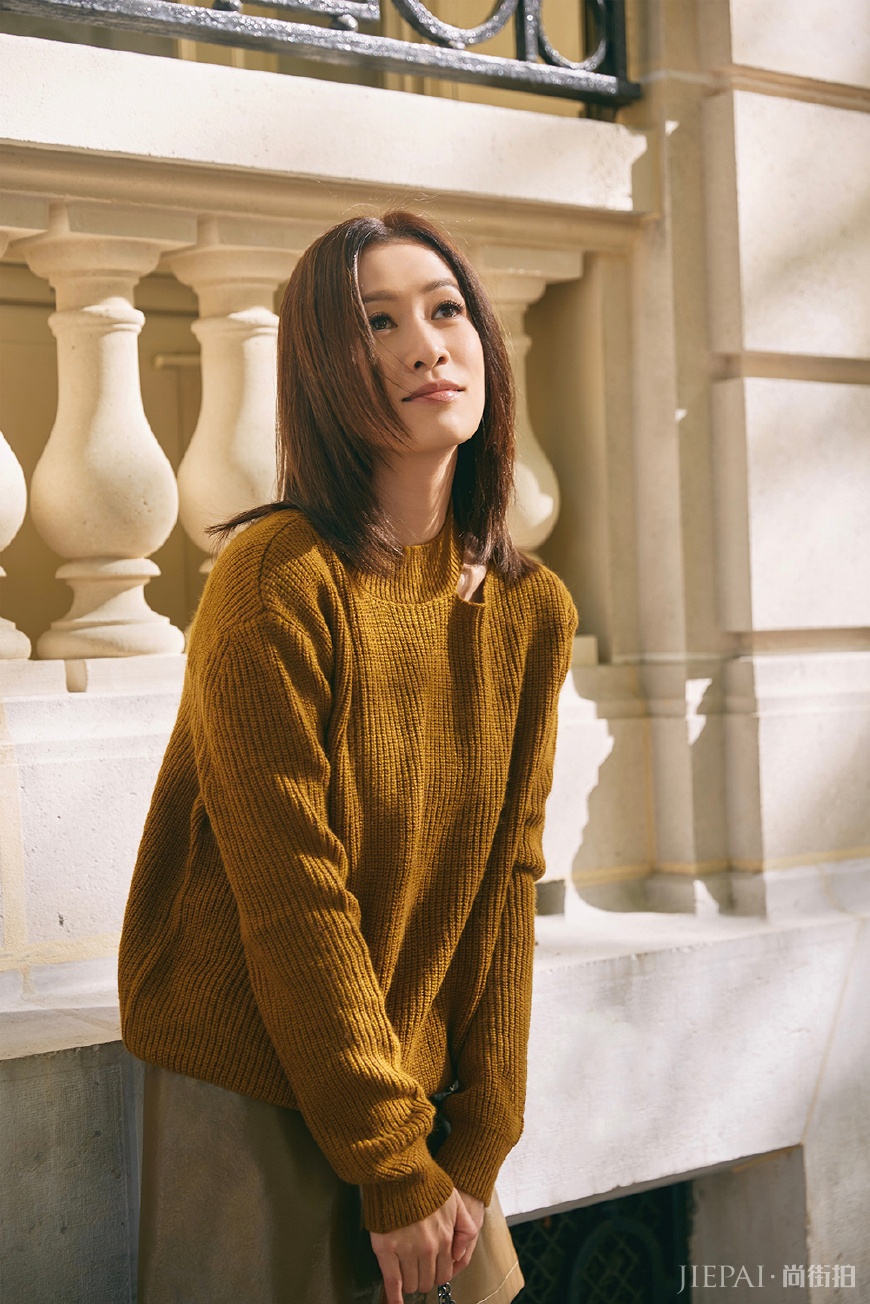 佘诗曼毛衣配短裙，同色系穿出高级感，她的搭配简直就是穿衣打扮的教科书