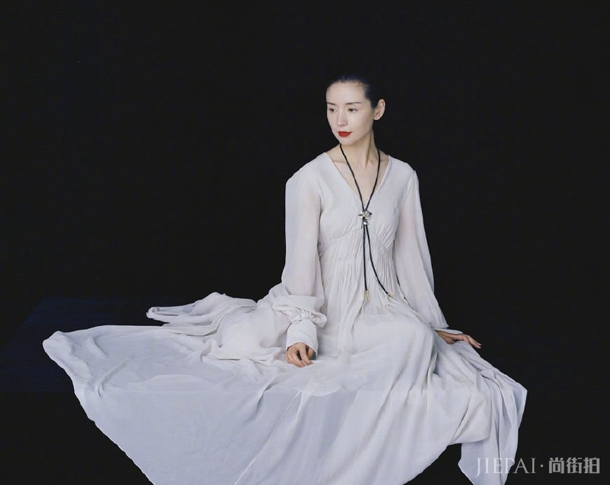 辣妈董洁换风格,粗眉红唇拍大片,女王气场炸裂啊