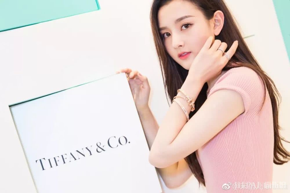 宋祖儿官宣剪刘海，少女发型太甜美啊