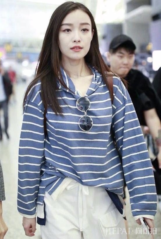 冯绍峰前女友倪妮惊现机场，休闲套装，还是老样子！