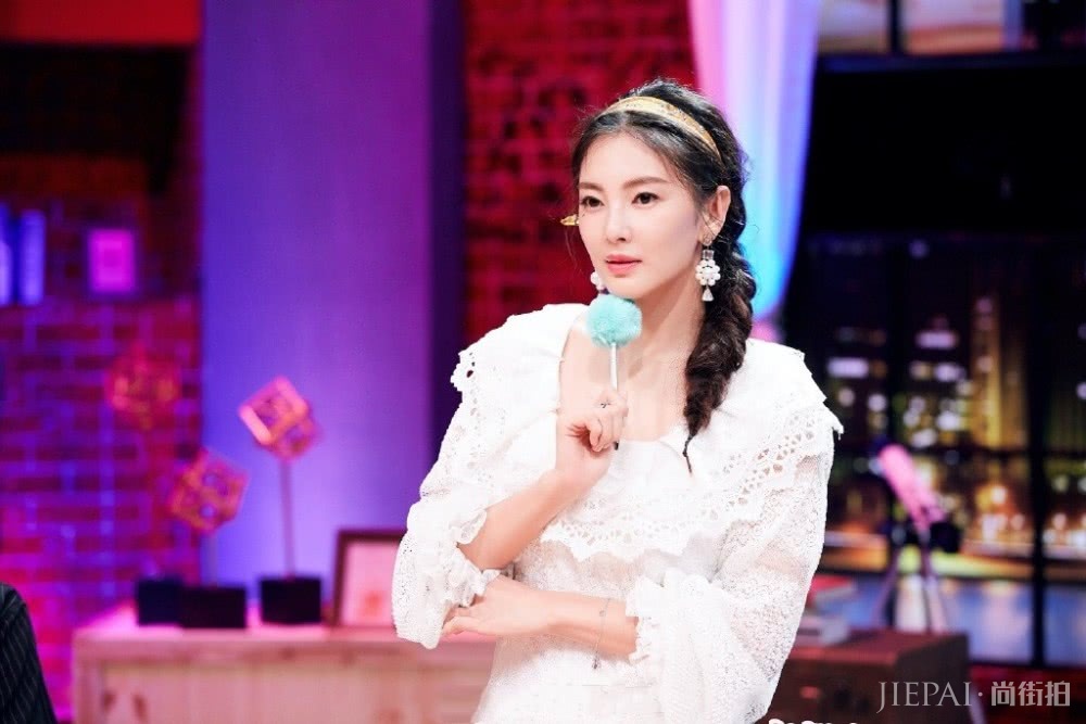 张雨绮穿雪纺连衣裙，清纯又少女，属虎狮子座山东人的暴脾气也拦不住仙气