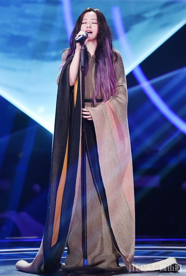 舞台上的张靓颖霸气十足,162的身高硬是驾驭起180的袖子!