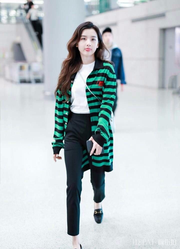 宋祖儿也会穿错衣，一件百搭款暴露了自己的身材缺陷！