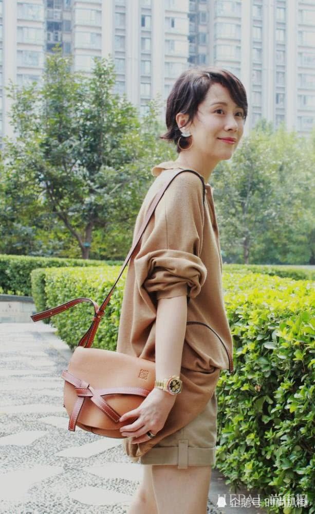 年近40海清穿针织衫 下搭热裤 性感美腿少女感爆棚