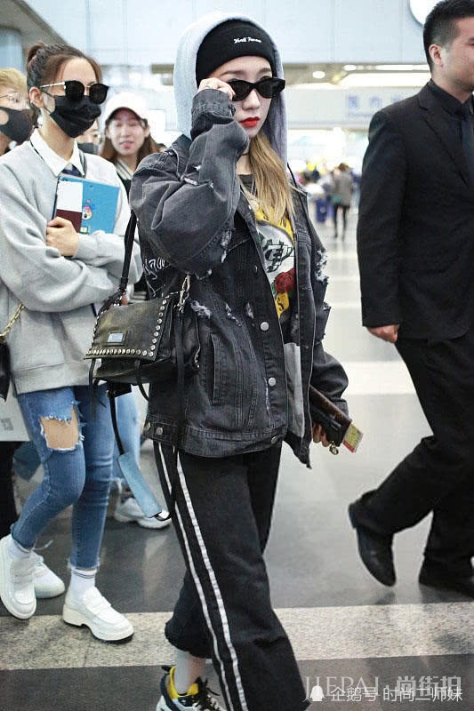 孟美岐机场街拍 穿100多元黑T恤未P照居然能白到发光