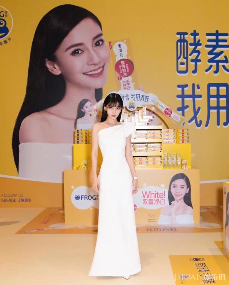 又被杨颖新造型美到了,穿白裙留刘海,竟清纯得像个小仙女