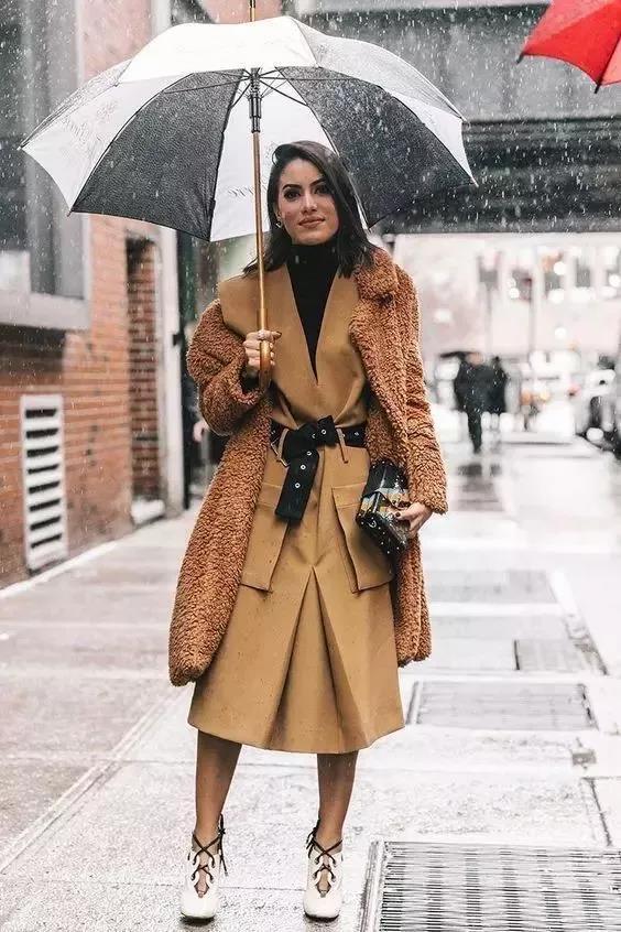 秋天穿什么颜色的衣服？把这2个颜色穿在一起就显高级