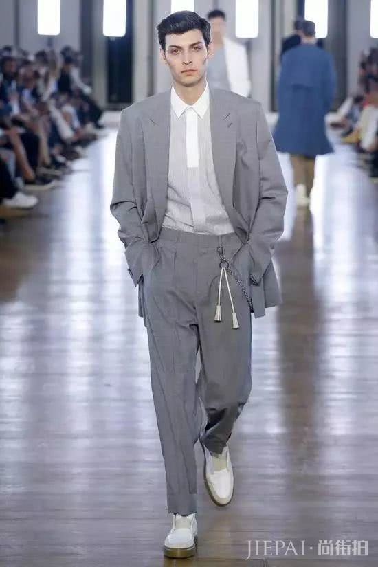 男人30岁穿西装才有范!但西装怎么穿有讲究,如果乱穿就会越穿越老